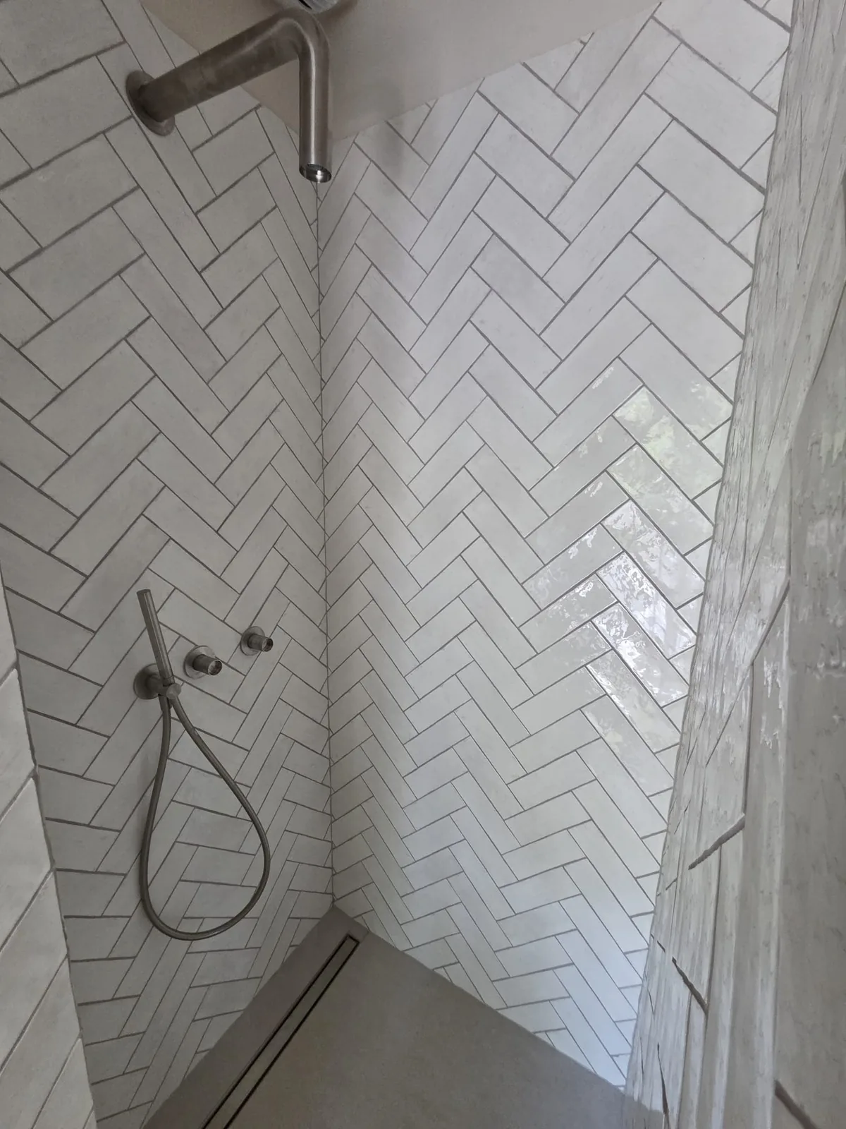 Douche en faïence métro posée en chevrons par AS de Bâtiment