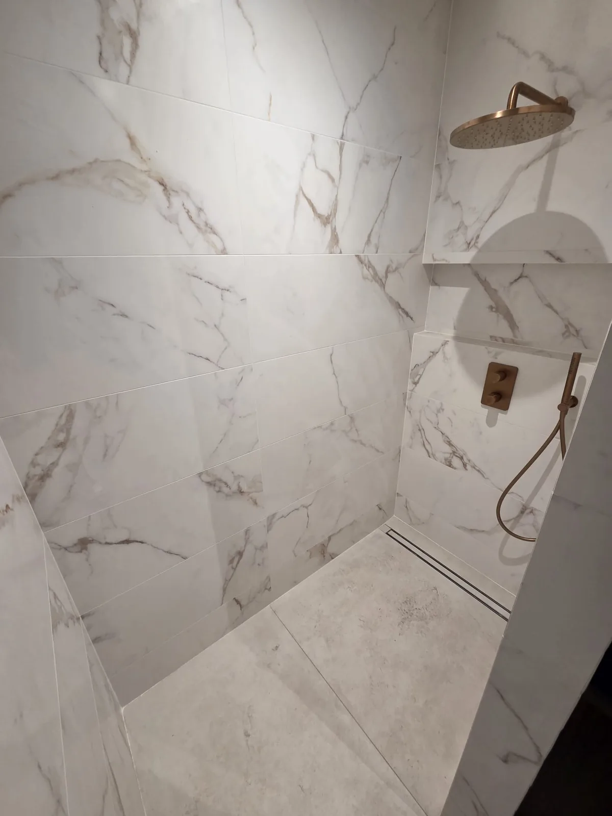 Douche en carrelage effet marbre avec receveur extra-plat