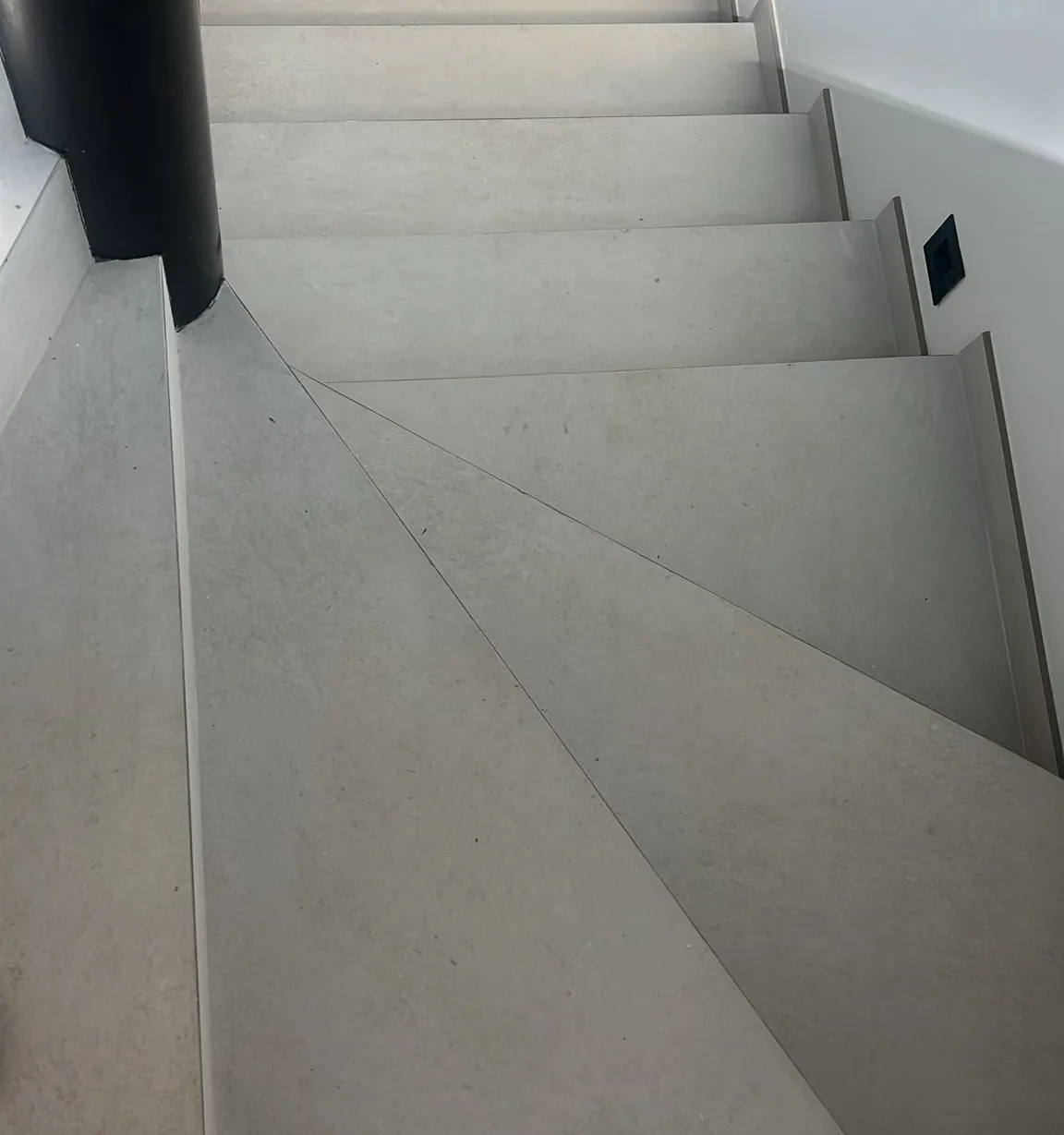 Escalier carrelé en grès grand format
