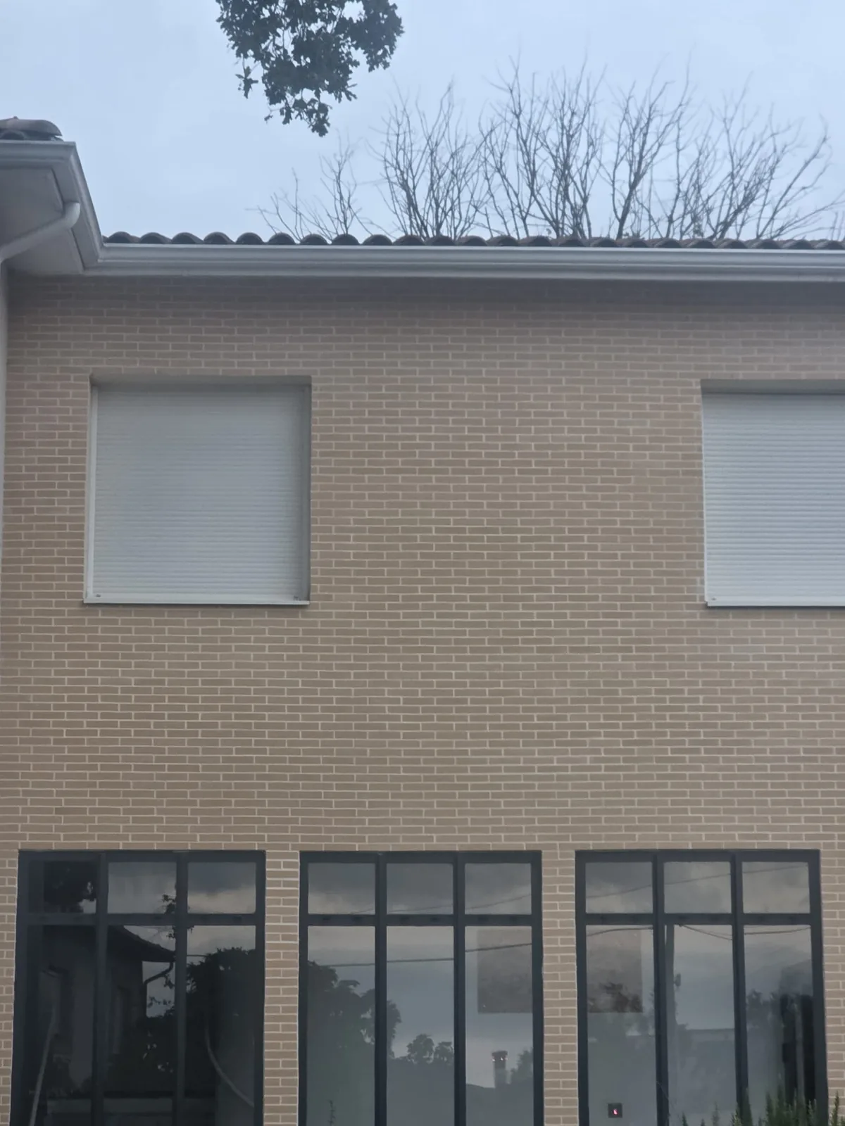 Façade en brique avec verrières acier posées par AS de Bâtiment