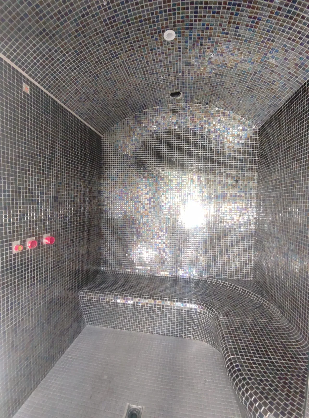 Hammam sur mesure en mosaïque de verre réalisé par AS de Bâtiment