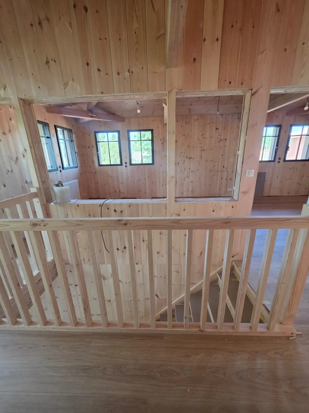 Mezzanine et garde-corps bois dans une extension à ossature bois