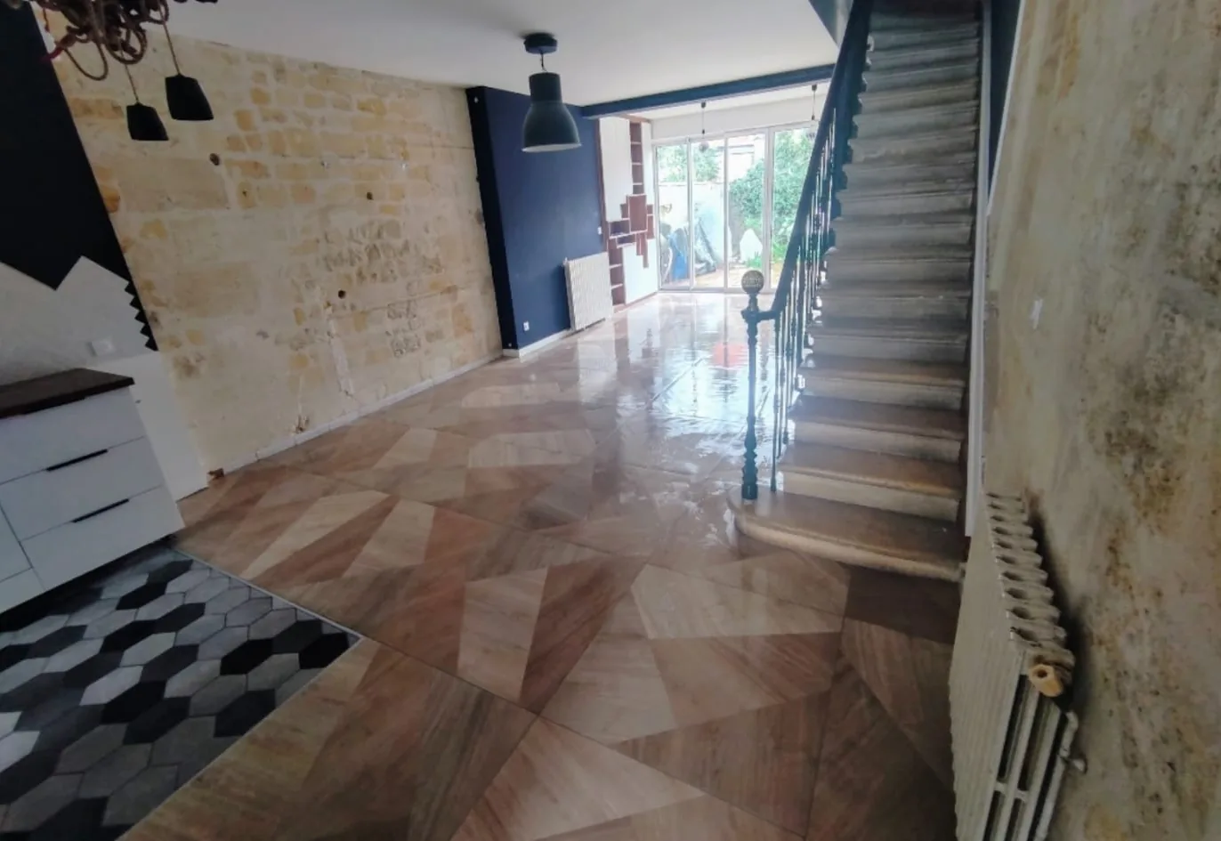 Parquet en marqueterie, carreaux hexagonaux et mur en pierre apparente