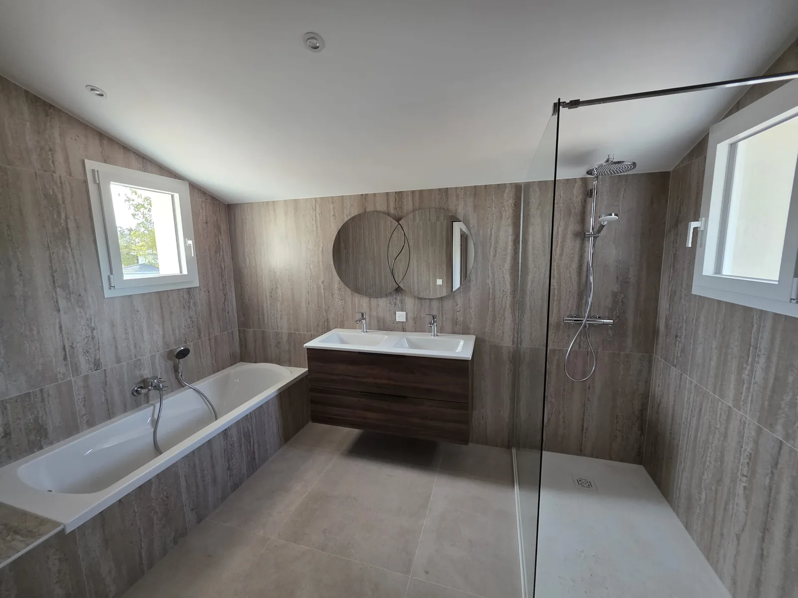 Salle de bain rénovée par AS de Bâtiment, plomberie et carrelage marbre