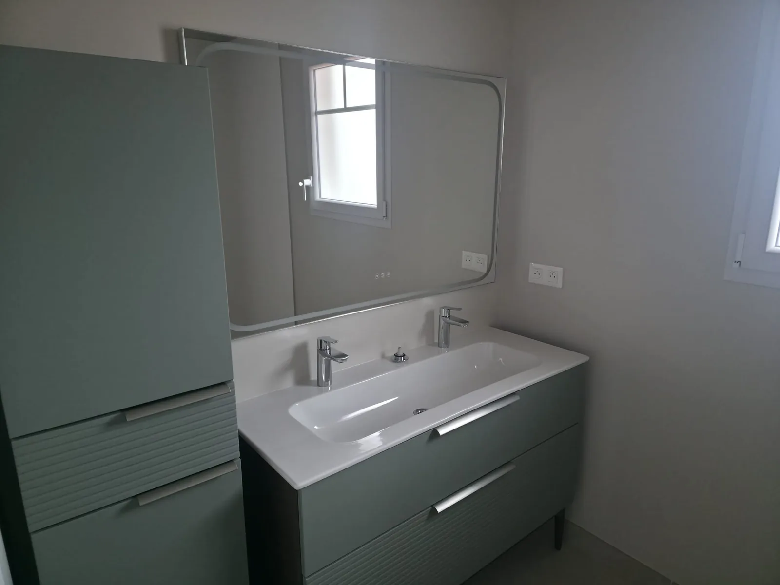 Meuble double vasque et grand miroir installés par AS de Bâtiment