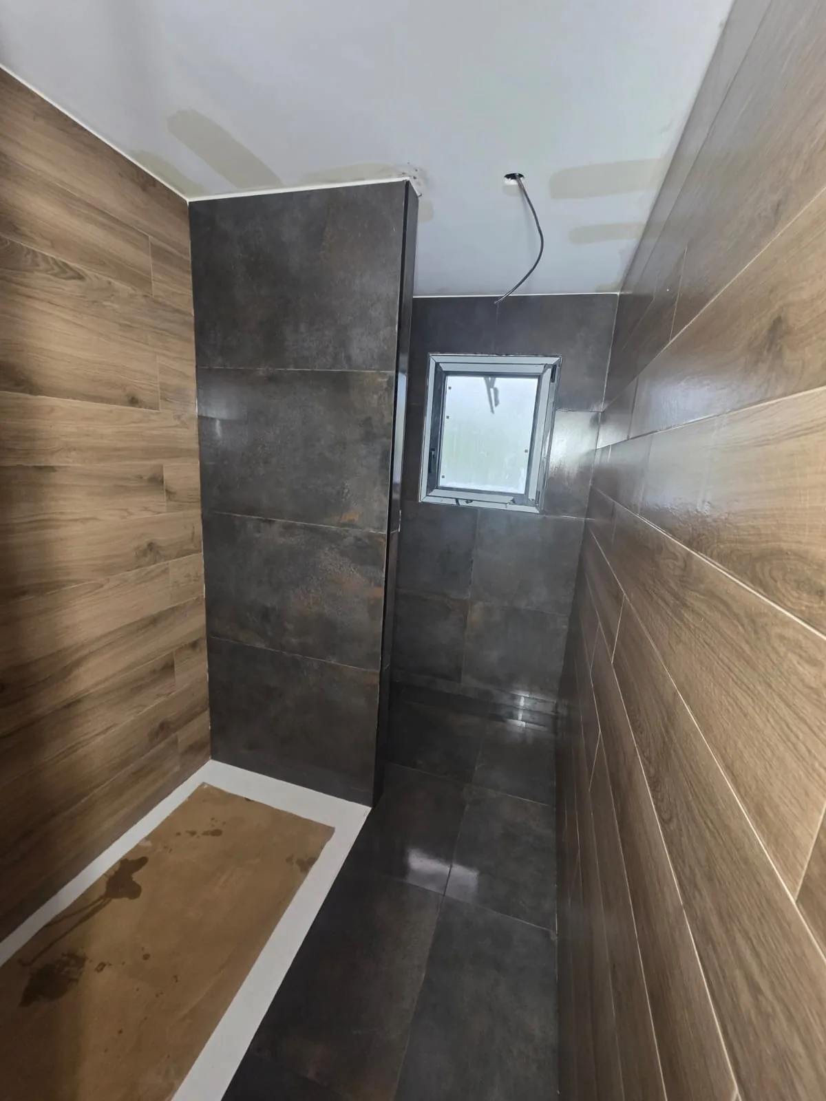 Salle d'eau en carrelage anthracite et bois