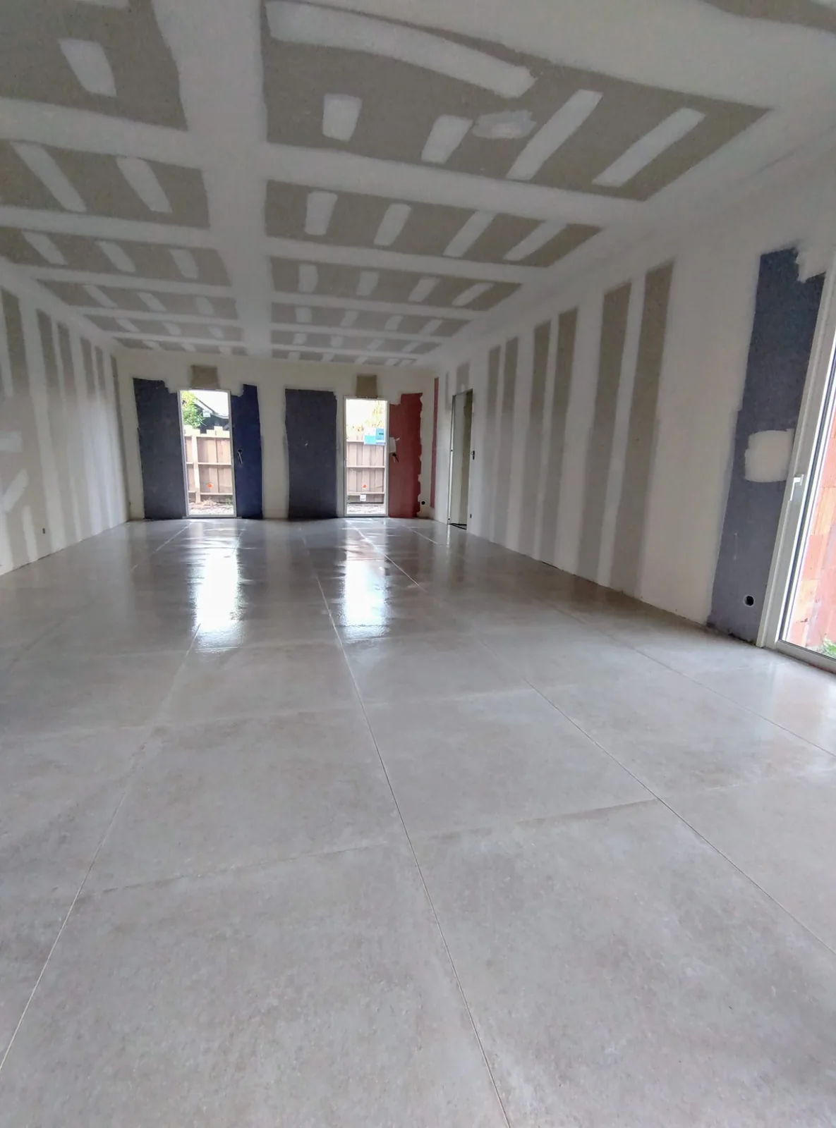 Séjour en carrelage grand format posé par AS de Bâtiment
