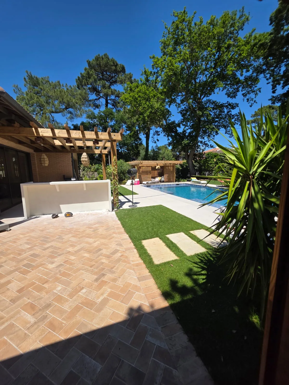 Terrasse en bois et aménagement extérieur d'une maison