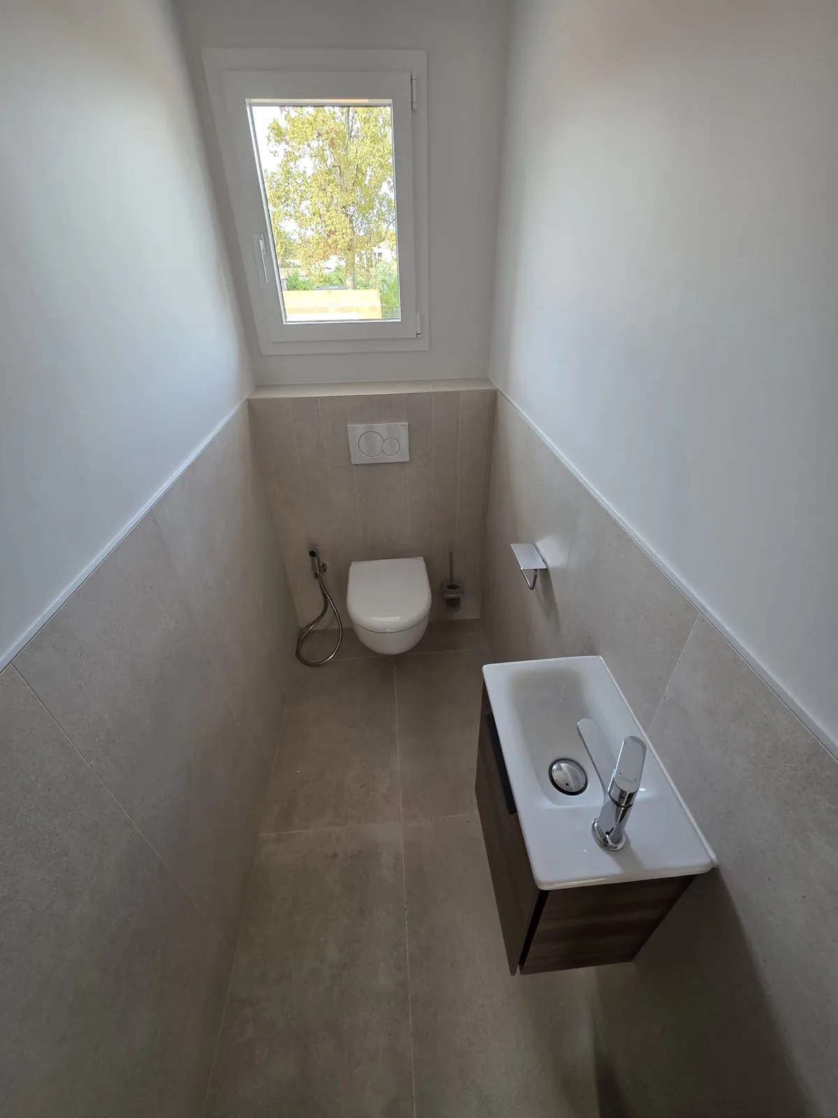 WC sous pente avec lave-mains suspendu