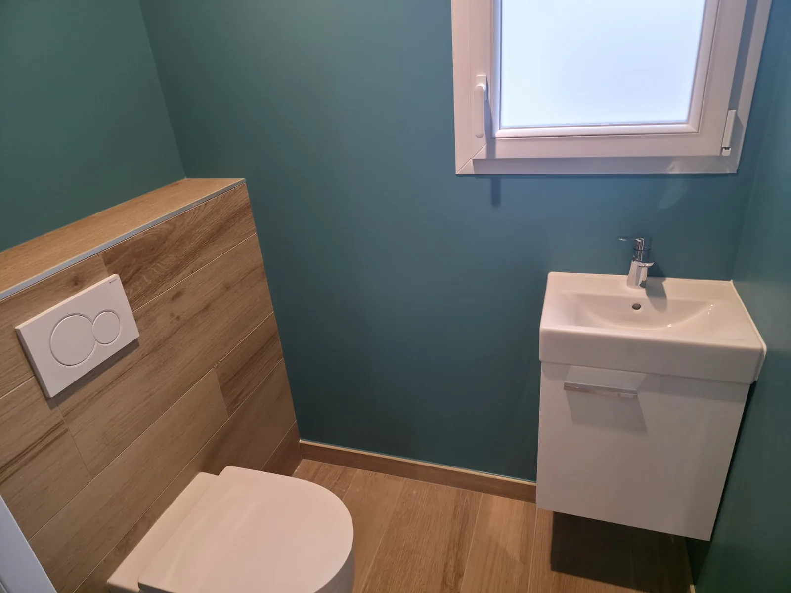 WC suspendu avec habillage bois et murs verts