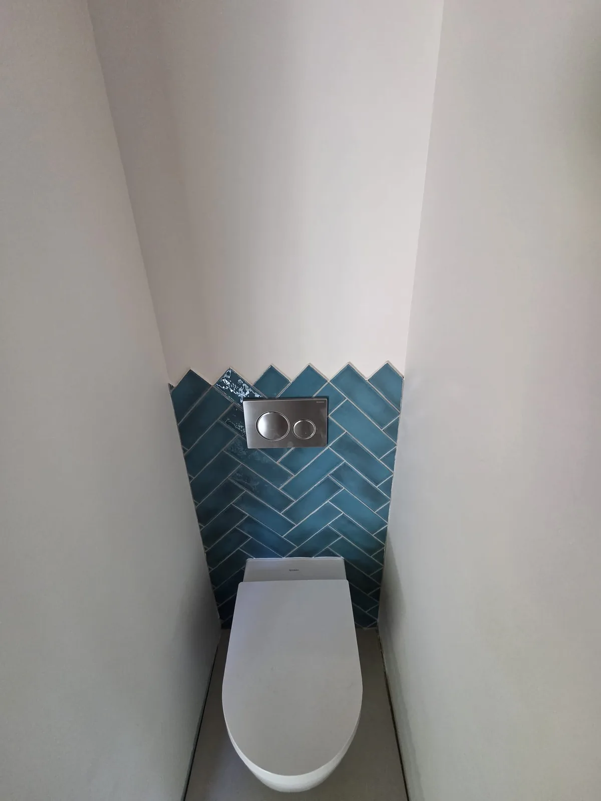 WC suspendu avec crédence en zellige bleu posée en chevrons